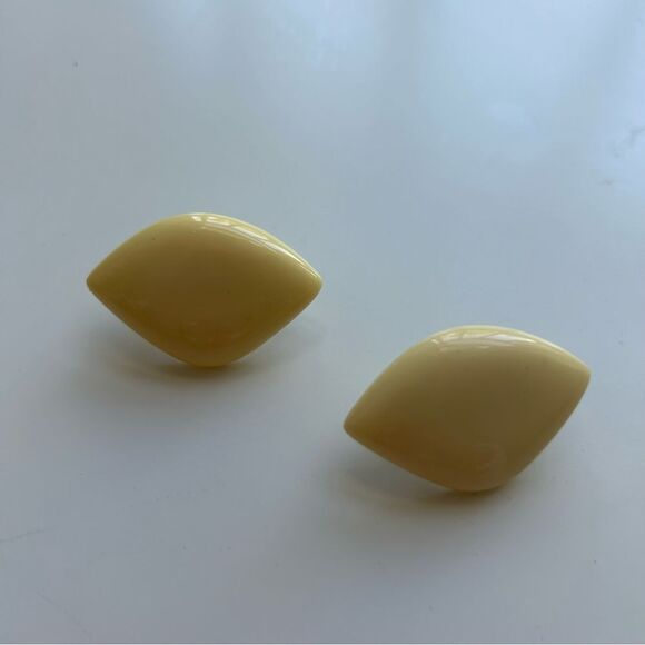 Vintage 90s Monet Signed Post Back Large Shell Earrings Designer Costume Jewelry - Picture 1 of 6